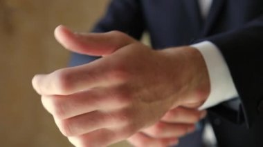 Portre a adam kim O'nun gömlek kol düğmeleri ayarlar
