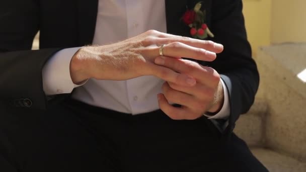 Primer plano de las manos del novio con anillo y gemelo — Vídeos de Stock