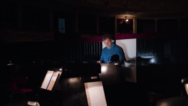 Chef d'orchestre dans une fosse d'orchestre Partition Musique — Video