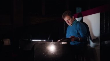 İletken bir orkestra çukuru levha müzik çalışmaları