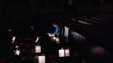 İletken bir orkestra çukuru levha müzik çalışmaları