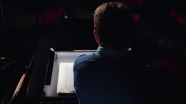 Dirigent v orchestřiště studuje hudebnin — Stock video