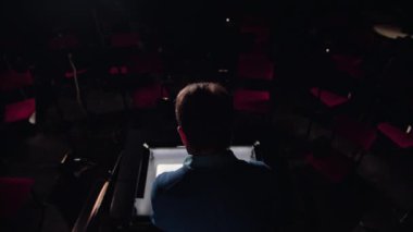 İletken bir orkestra çukuru levha müzik çalışmaları