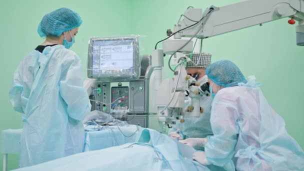 Cirujanos de Oftalmología Dentro de la Intervención — Vídeo de stock