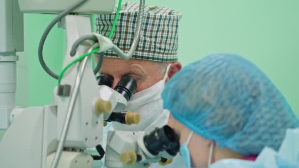 Chirurghi oftalmologici nell'ambito dell'intervento — Video Stock