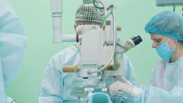 Офтальмологические хирурги в рамках вмешательства — стоковое видео