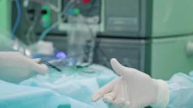 Oftalmoloji cerrahlar müdahale içinde