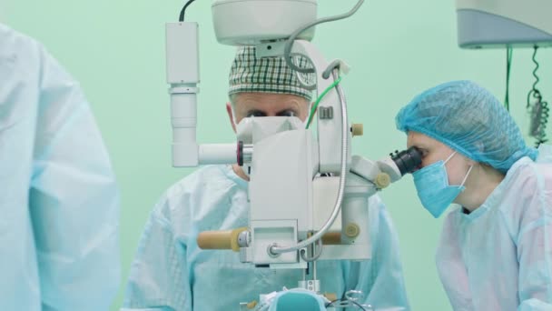 Cirujanos de Oftalmología Dentro de la Intervención — Vídeos de Stock