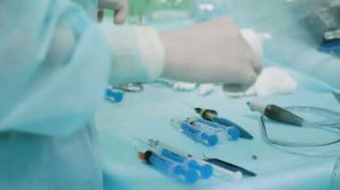 Oftalmoloji cerrahlar müdahale içinde