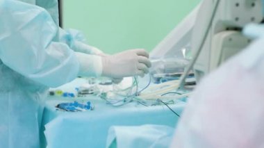 Oftalmoloji cerrahlar müdahale içinde