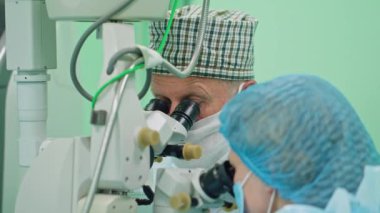 Oftalmoloji cerrahlar müdahale içinde