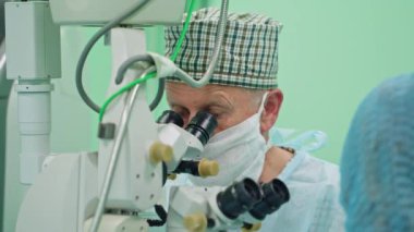 Oftalmoloji cerrahlar müdahale içinde