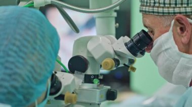 Oftalmoloji cerrahlar müdahale içinde