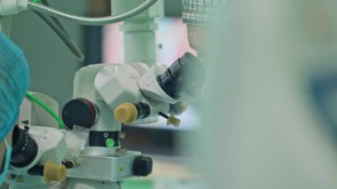 Oftalmoloji cerrahlar müdahale içinde