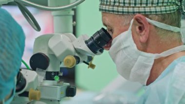 Oftalmoloji cerrahlar müdahale içinde