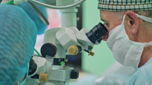 Χειρουργοί Ophtalmology εντός της παρέμβασης — Αρχείο Βίντεο