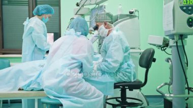 Oftalmoloji cerrahlar müdahale içinde