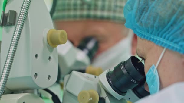 Chirurgiens ophtalmologistes dans le cadre de l'intervention 