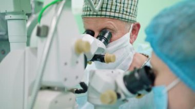 Oftalmoloji cerrahlar müdahale içinde