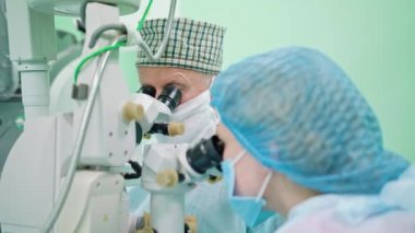 Oftalmoloji cerrahlar müdahale içinde