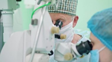 Oftalmoloji cerrahlar müdahale içinde