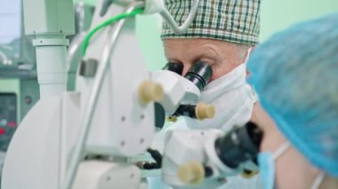 Oftalmoloji cerrahlar müdahale içinde