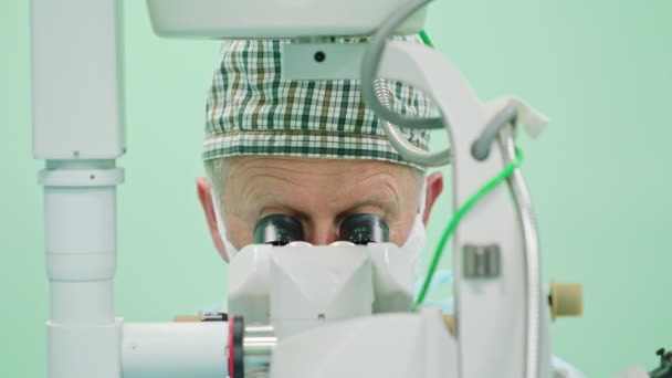 Augenchirurgen im Rahmen des Eingriffs — Stockvideo