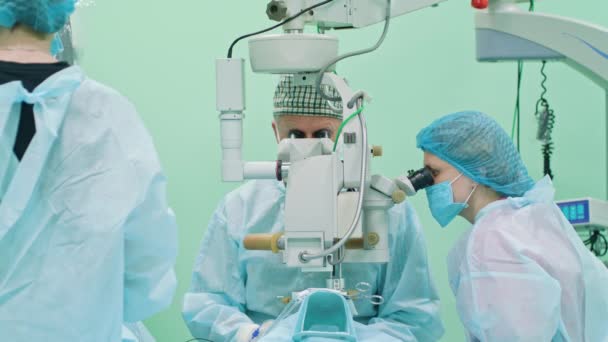 Офтальмологические хирурги в рамках вмешательства — стоковое видео