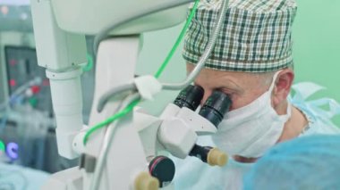 Oftalmoloji cerrahlar müdahale içinde