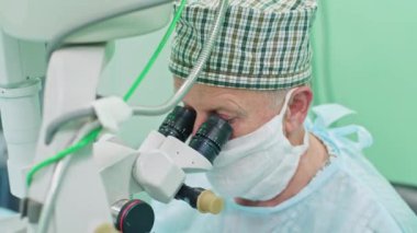 Oftalmoloji cerrahlar müdahale içinde