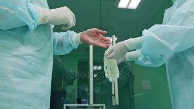 Oftalmoloji cerrahlar müdahale içinde