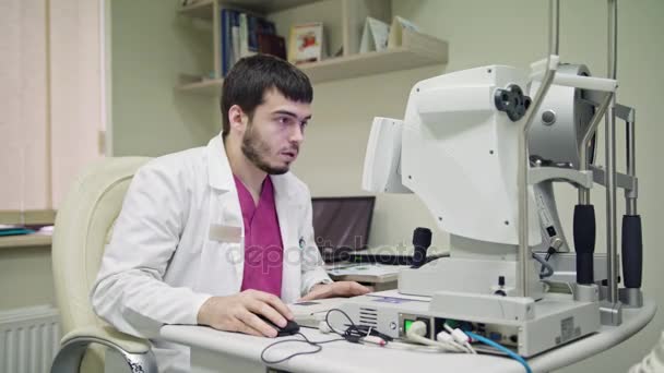 Ophtalmologiste avec l'équipement — Video