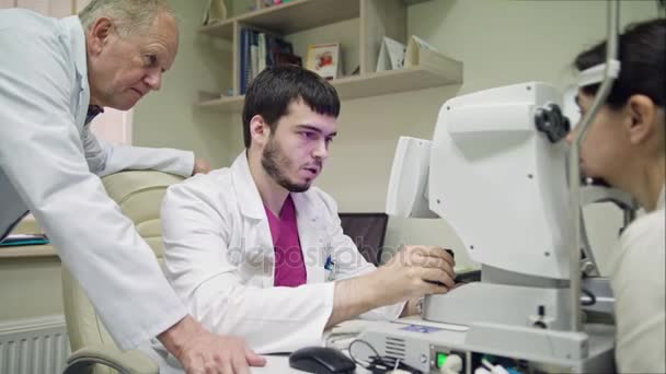 Ophtalmologists są omawianie diagnozy — Wideo stockowe