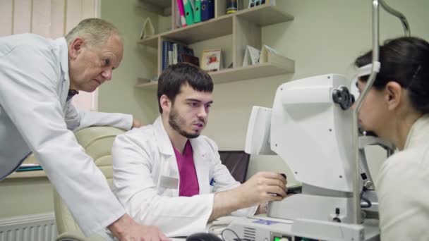 Ophtalmologists tanı tartışıyor vardır — Stok video