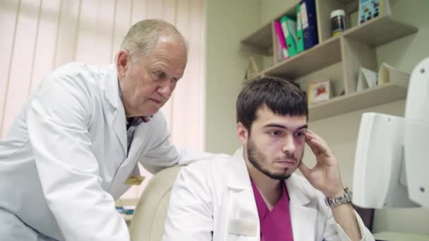 Ophtalmologists zijn bespreken diagnose — Stockvideo