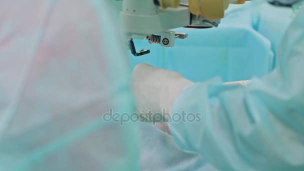 Chirurghi oftalmologici nell'ambito dell'intervento — Video Stock