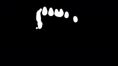 Siyah ekran arka plan üzerinde beyaz mürekkep damlama