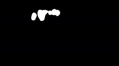 Siyah ekran arka plan üzerinde beyaz mürekkep damlama