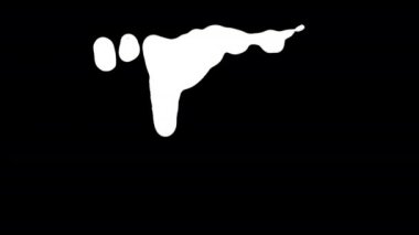 Siyah ekran arka plan üzerinde beyaz mürekkep damlama