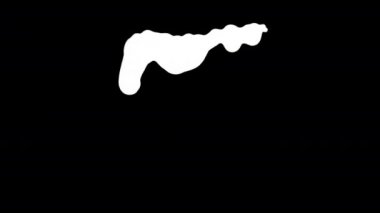 Siyah ekran arka plan üzerinde beyaz mürekkep damlama