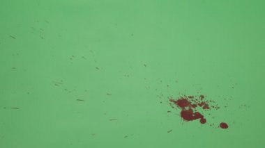 Kırmızı mürekkep sıçramak yeşil ekran arka planı üzerinde