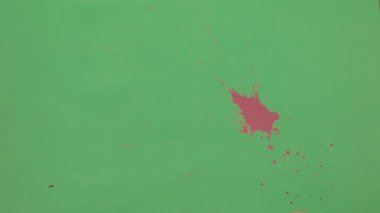 Pembe mürekkep sıçramak yeşil ekran arka planı üzerinde