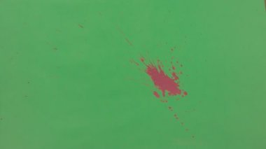 Pembe mürekkep sıçramak yeşil ekran arka planı üzerinde