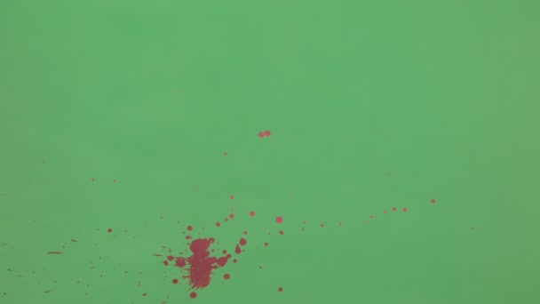 Roze inkt Splatter Over groene schermachtergrond — Stockvideo