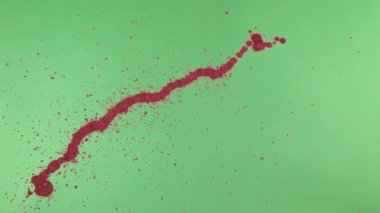 Kırmızı mürekkep sıçramak yeşil ekran arka planı üzerinde
