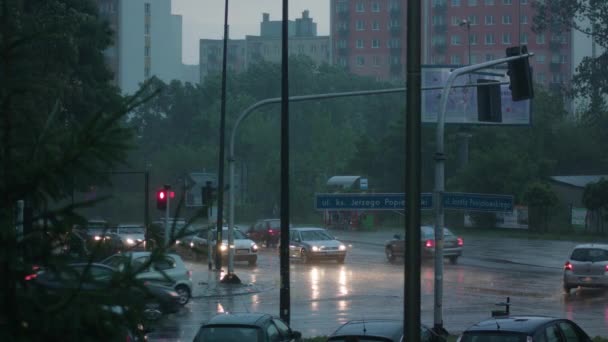 波兰卢布林-2017 年 6 月： 汽车运行着灯在雨中 — 图库视频影像