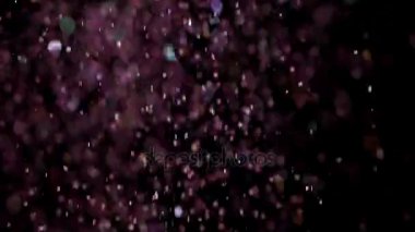 Siyah arka plan üzerinde patlayan gerçekçi Glitter.