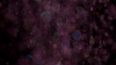 Siyah arka plan üzerinde patlayan gerçekçi Glitter.