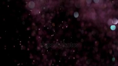 Siyah arka plan üzerinde patlayan gerçekçi Glitter.