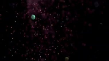 Siyah arka plan üzerinde patlayan gerçekçi Glitter.